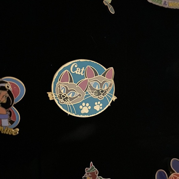 Lady and the tramp Siamese cats Disney pin trading collectible - Picture 2 of 2